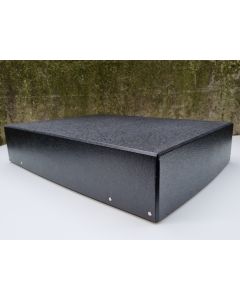 Æske A4 sort fiberpap nittet TK - H.10cm x B.23,5cm x L.33,4cm